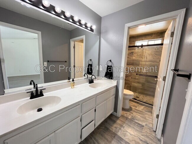 Building Photo - 1408 Fairway Dr