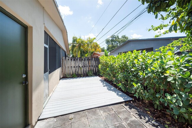 Building Photo - 930 Mandarin Is