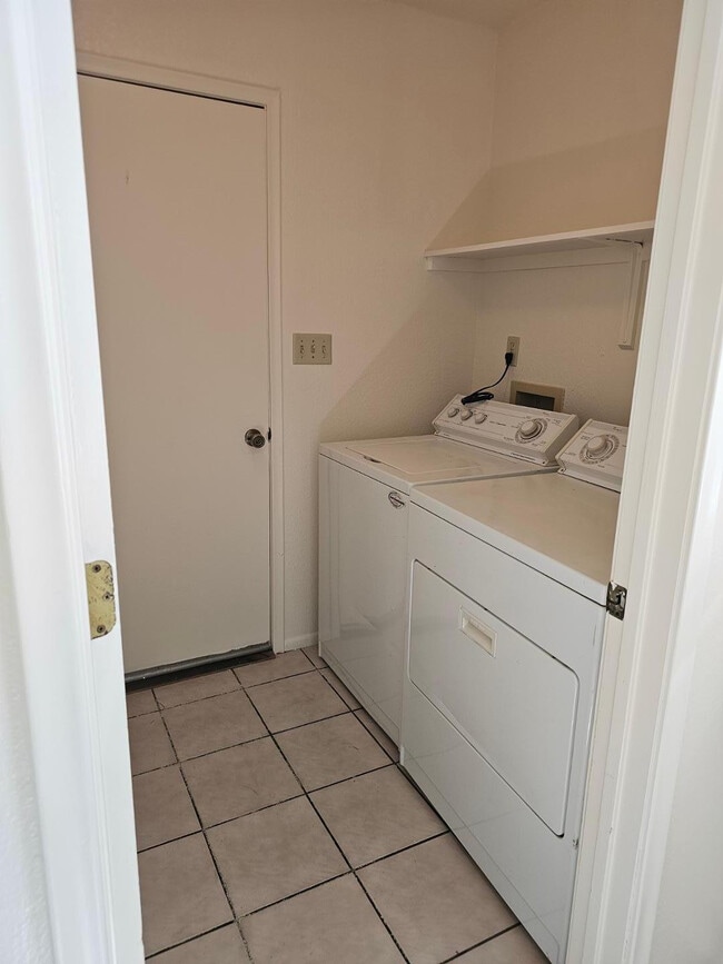 Building Photo - 4900 Loma Loop