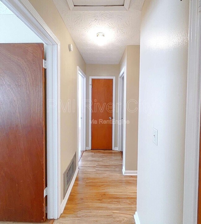 Building Photo - 7819 Lisa Dr E