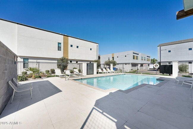 Building Photo - 225 N Pleasant Dr