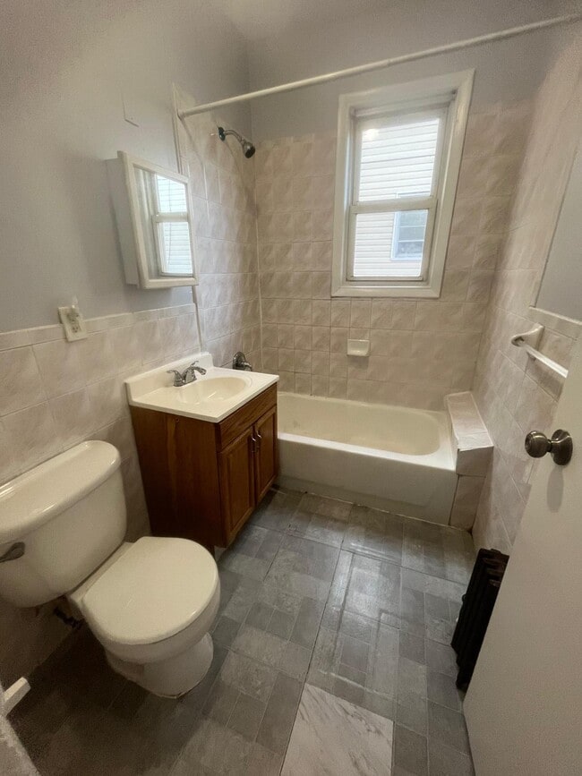 Building Photo - 21 Underwood St