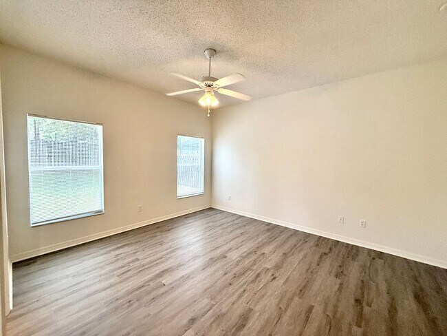 Building Photo - Nice 4/2 Two-Story Home in Seminole County...