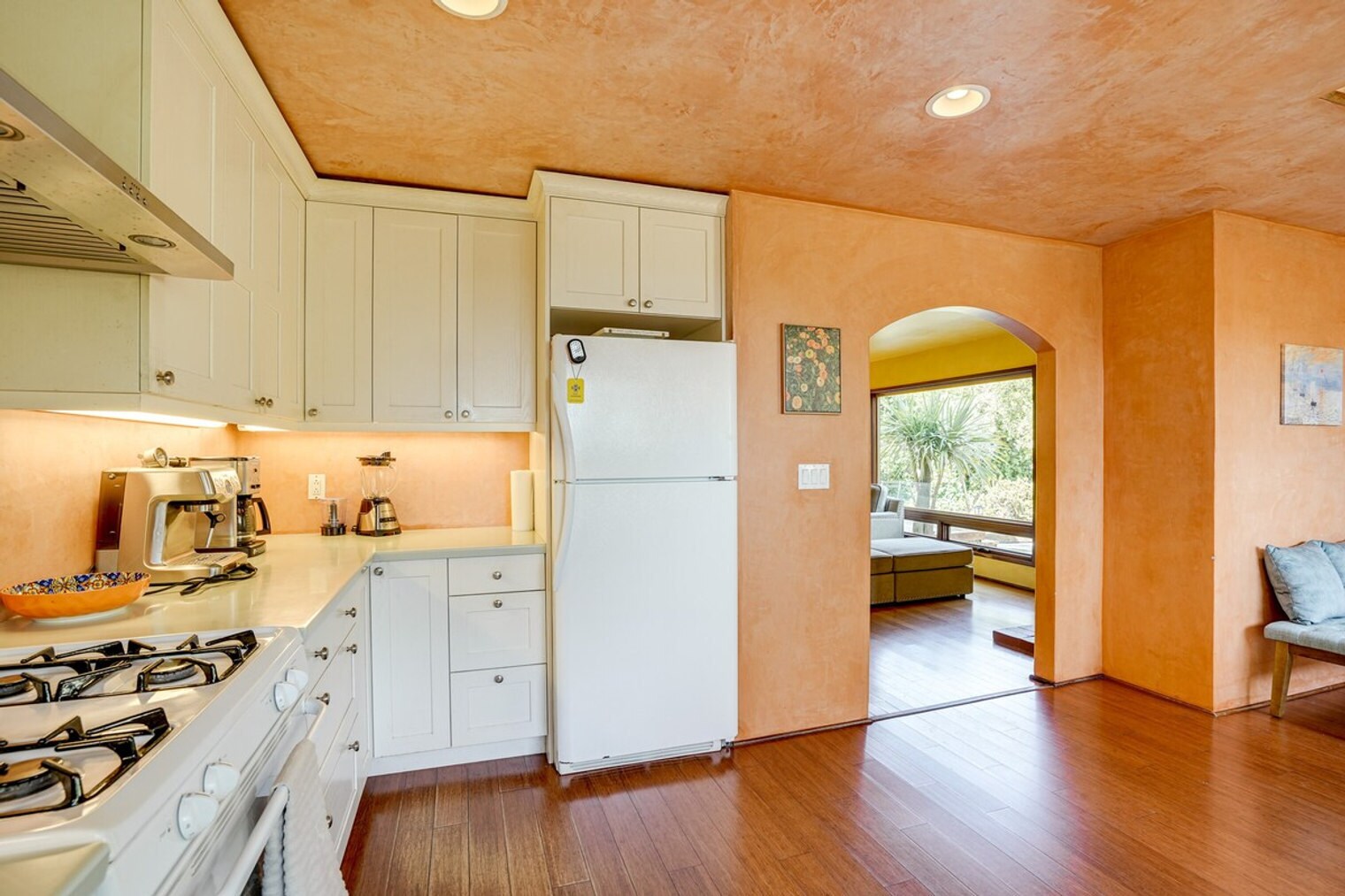 Building Photo - 714 Crestview Dr