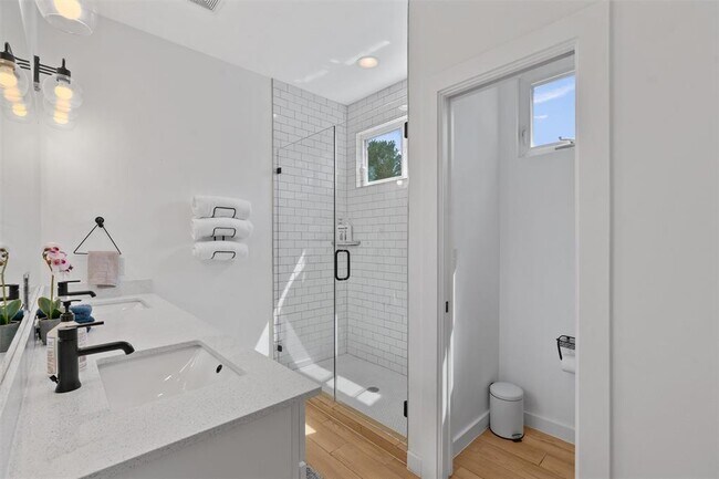 Building Photo - 2411 E 11th St