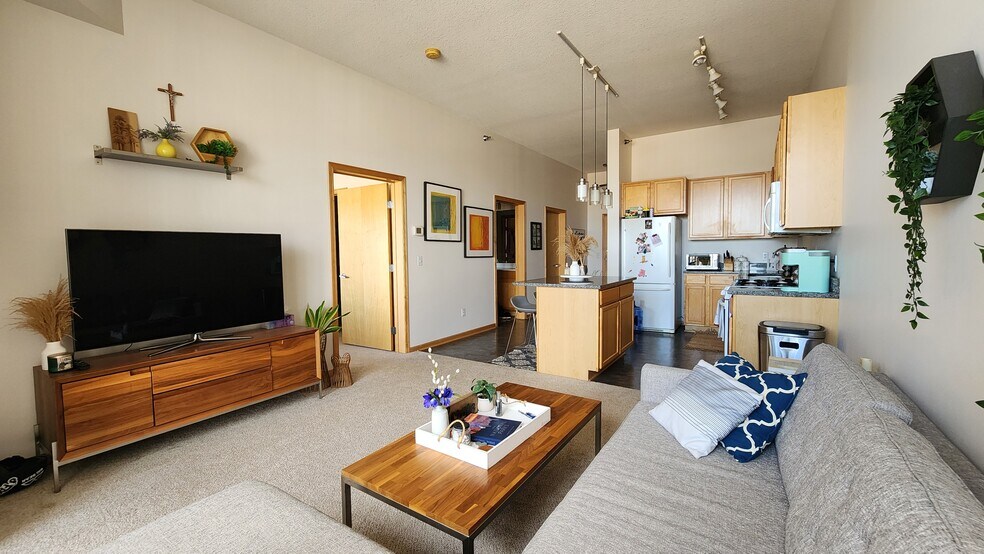 Primary Photo - 2650 University Ave W