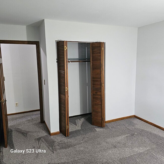 Building Photo - 1224 E Decorah Rd
