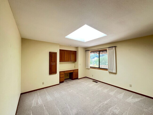 Building Photo - Spacious Home with views of the Irish Hill...