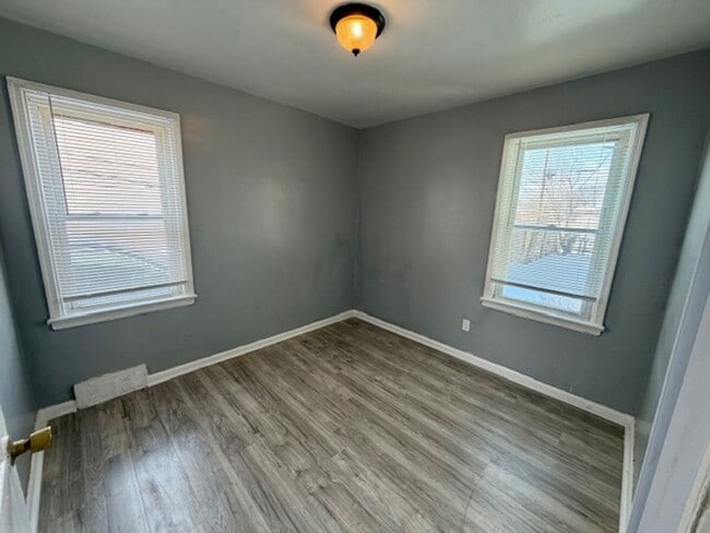 Building Photo - For Lease 3 bedrooms, 1 bath home in a nice area