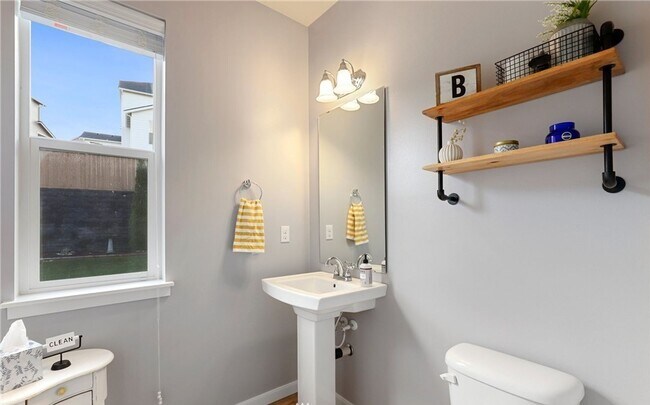 Building Photo - Beautiful large 4 bedroom home in the High...