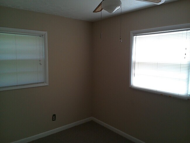 Building Photo - **UPCOMING**East Columbus 3 bedroom/1 bath...