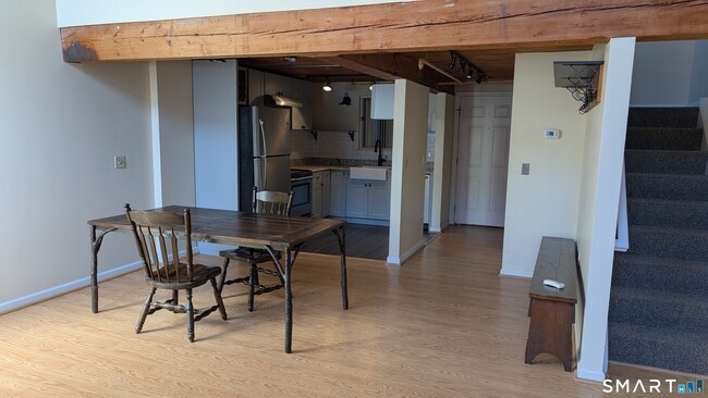 Building Photo - 839 Main St