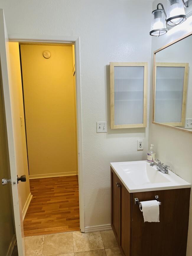 Clean bathroom - 525 S Ardmore Ave