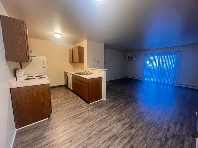 Building Photo - Spacious Two Bedroom Upper Apartment with Laundry in Unit!