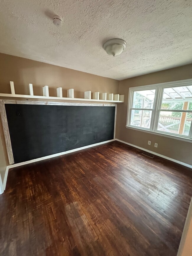 Building Photo - 4011 Longwood Dr