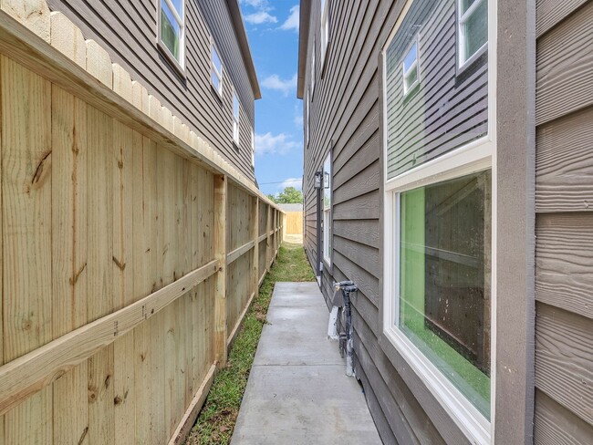 Building Photo - Brand New 3 Bed / 2.5 Bath Duplex Move-In Ready!