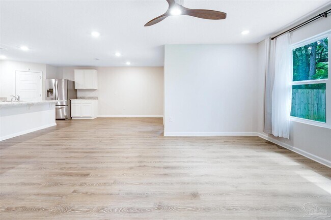 Building Photo - 975 Lovebird Ct