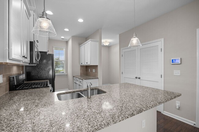 Building Photo - Gorgeous and Spacious 3 Bedroom Townhome, ...