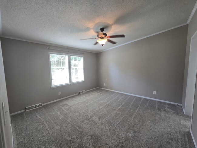 Building Photo - NEW LISTING!!!!!