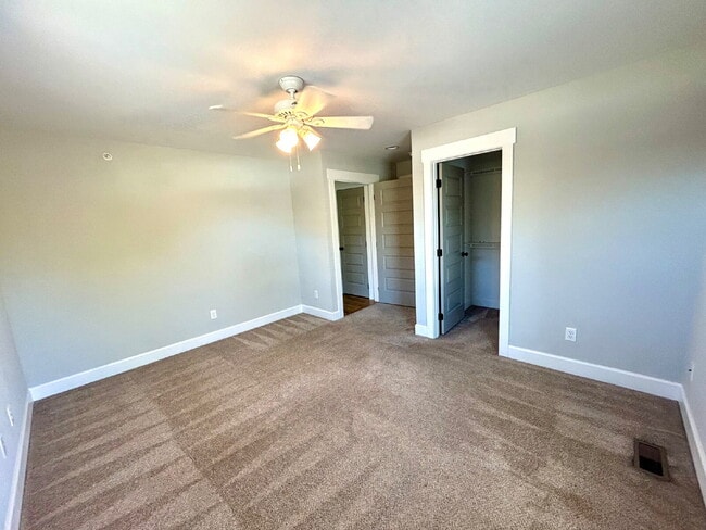 Building Photo - Modern 3-Bedroom 3-Story Apartment with a ...
