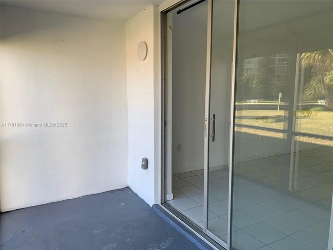 Building Photo - 2859 Leonard Dr
