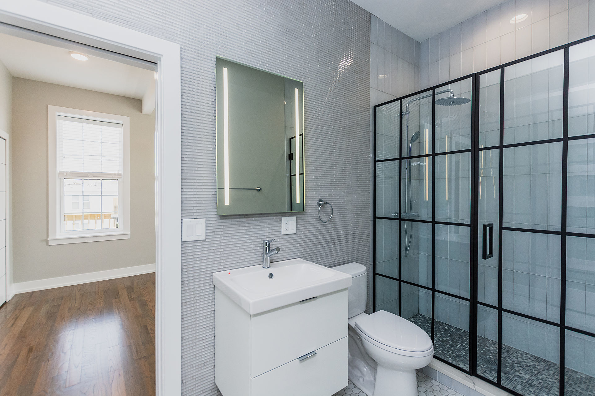 Building Photo - 2450 W Chicago Ave