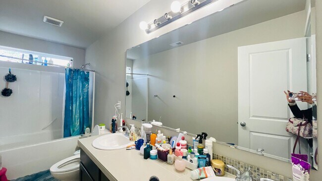 Building Photo - Spacious Corner 5 bed Single Family Home i...