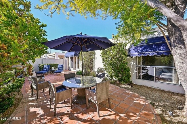 Building Photo - 8733 E Vía De Viva