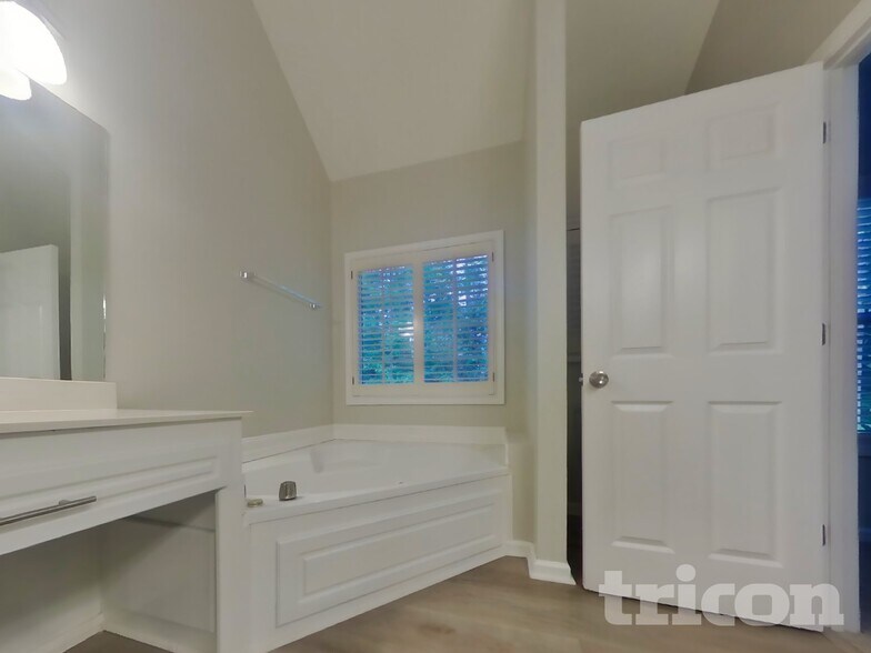 Building Photo - 2030 Township Dr