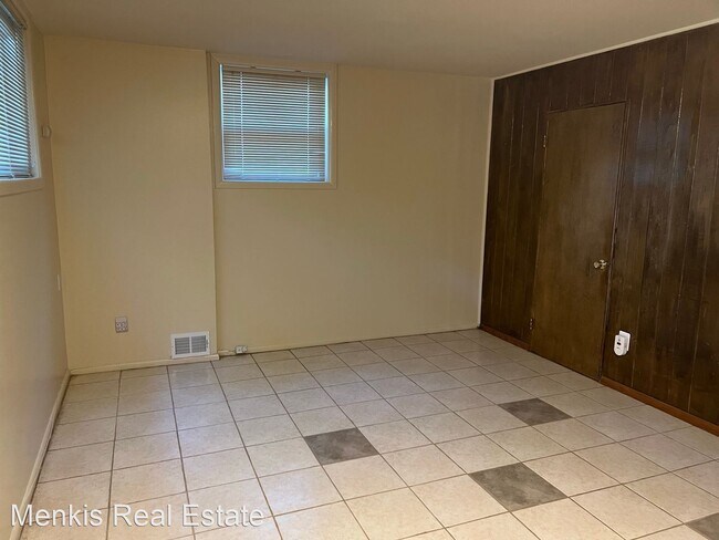 Building Photo - 3 br, 2 bath House - 3906 Denfeld Avenue