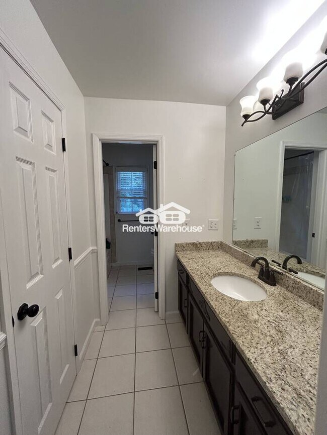 Building Photo - Beautifully maintained traditional 4-bedroom 2 and 12 bath home!
