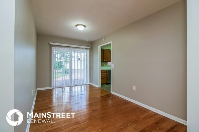 Building Photo - 804 Greenbriar Dr