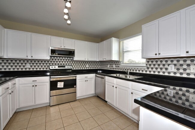 Building Photo - 4 Bedrooms!!!!! 2.5 bath and 2 attached ca...