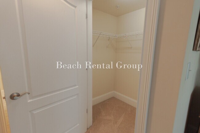 Building Photo - 2 Bedroom Condo on the Intracoastal Waterway