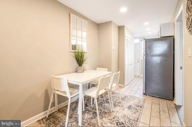 Building Photo - 1149 Summit St NE