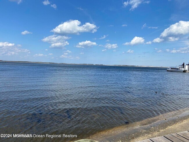 Building Photo - 330 Shore Dr