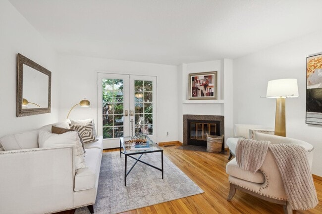 Building Photo - Delightful 3/3bth End-Unit Townhouse in Ce...