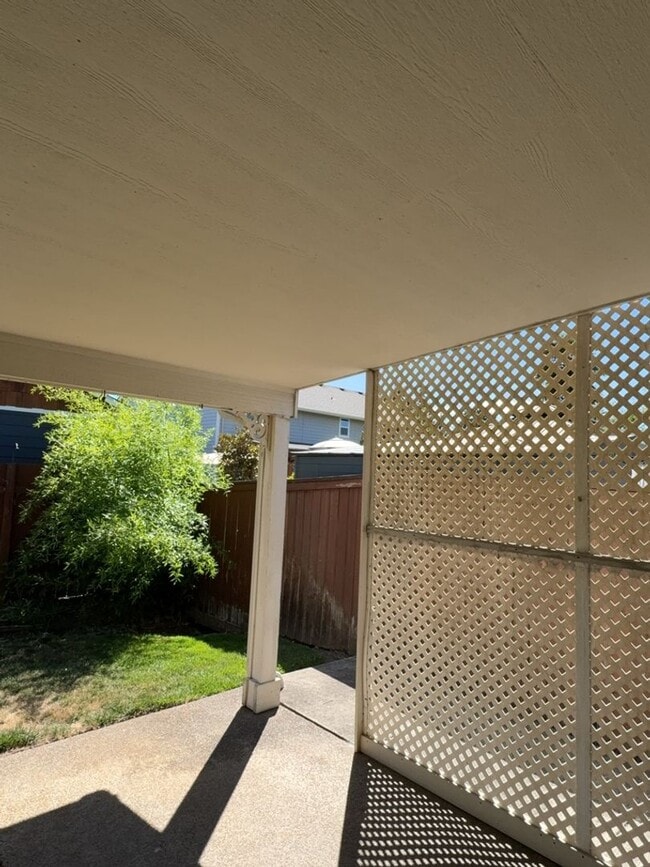 Building Photo - Three Bedroom, Two Bath in the Vineyards N...