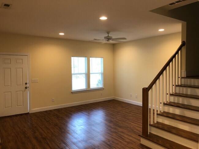 Building Photo - 3 Bed 2 Bath Single Family Home - Students Welcome!