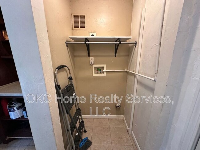 Building Photo - 3824 Key Pl