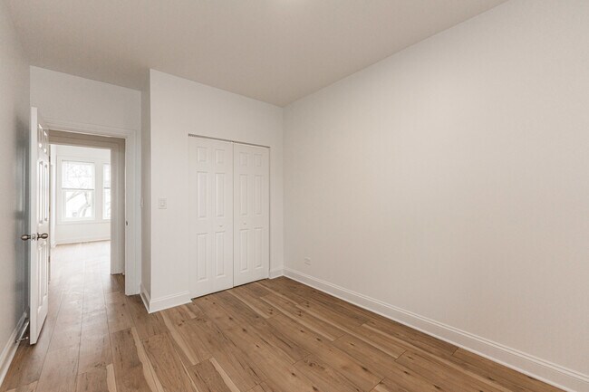 Building Photo - 2109 N Hamlin Ave
