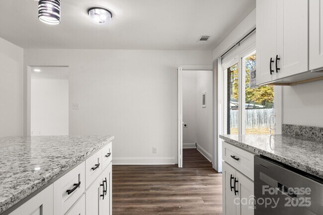 Building Photo - 815 Sharon Dr