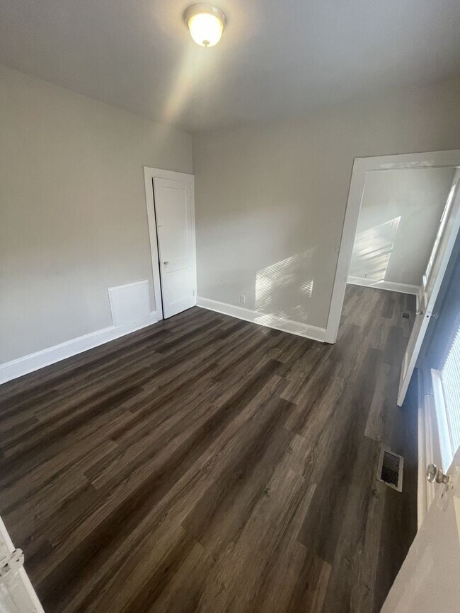 Building Photo - 2 bd 1 ba duplex