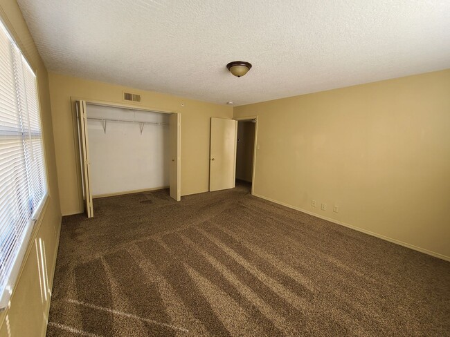 Building Photo - Large Two Bedroom Apt