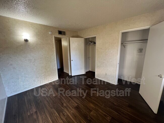 Building Photo - 2219 E Dortha Ave