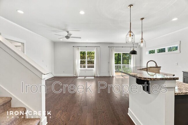 Building Photo - 17 Woodbridge Park Dr