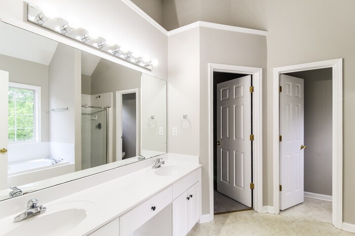 Building Photo - 2074 Riverlanding Cir