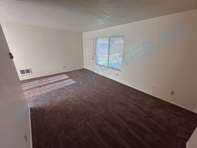 Building Photo - Charming 2-Bed Retreat on SE Steele St., Cozy Comfort in 794 Sq Ft!