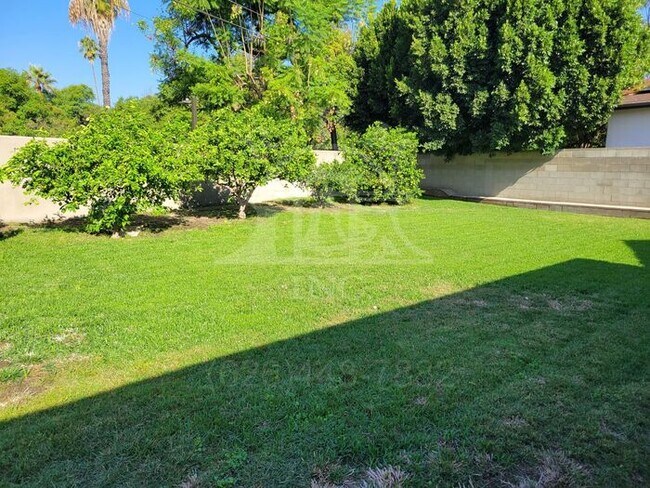 Building Photo - Charming 3 Bedroom Home Available in Oakmo...