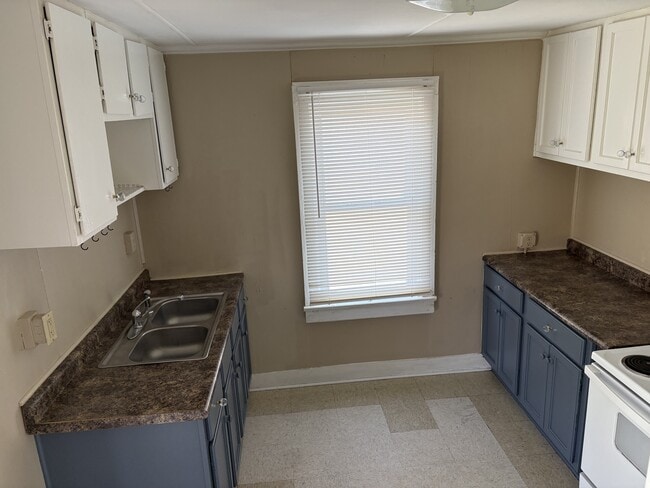 Building Photo - 400 Lamar St